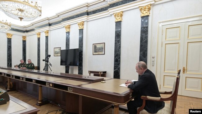Руският президент Владимир Путин на среща с министъра на отбраната Сергей Шойгу и началника на Генералния щаб на руските въоръжени сили Валерий Герасимов в Москва, Русия, 27 февруари 2022 г.