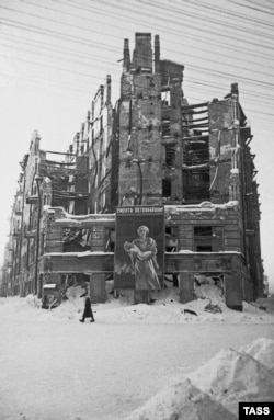 Ленинград. Дом на Лиговском проспекте после бомбежки, 1942 год