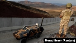 د ترکیې د پوله ساتي ځواک یو غړی د څار پر مهال. (انځور: ارشیف)