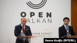 Dritan Abazović (desno), premijer Crne Gore, sa albanskim premijerom Edijem Ramom, tokom konferencije za novinare na samitu inicijative "Otvorni Balkan" 2. septembra 2022. Vest o dogovoru o budućoj Vladi Crne Gore Abazovića je zatekla tokom boravka u glavnom gradu Srbije.