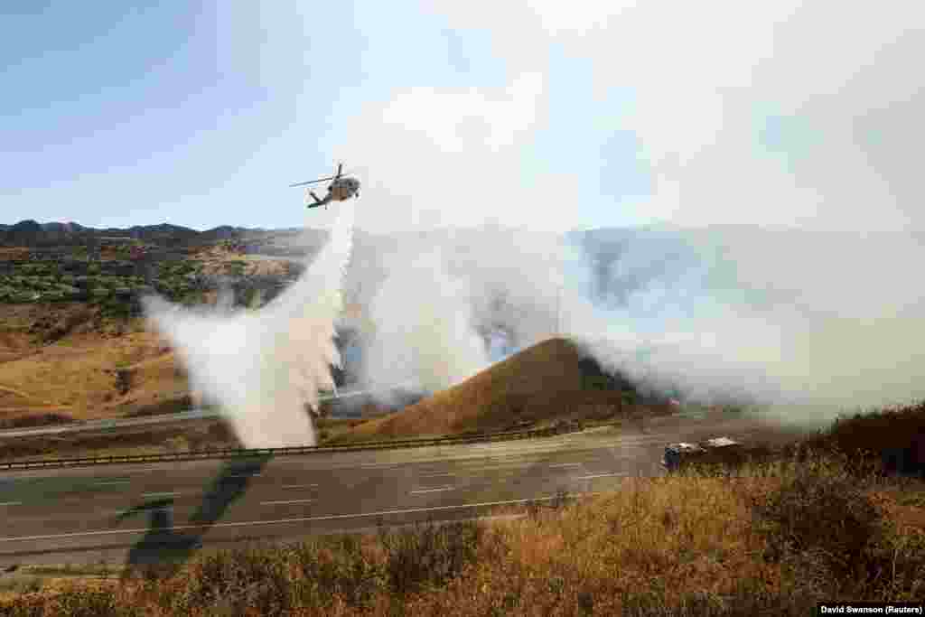 Egy helikopter vizet zúdít a tűzre