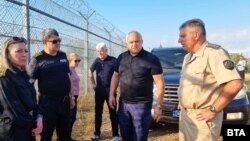 Министърът на вътрешните работи Иван Демерджиев и министърът на отбраната Димитър Стоянов инспектираха в петък охраната на българо-турската граница.
