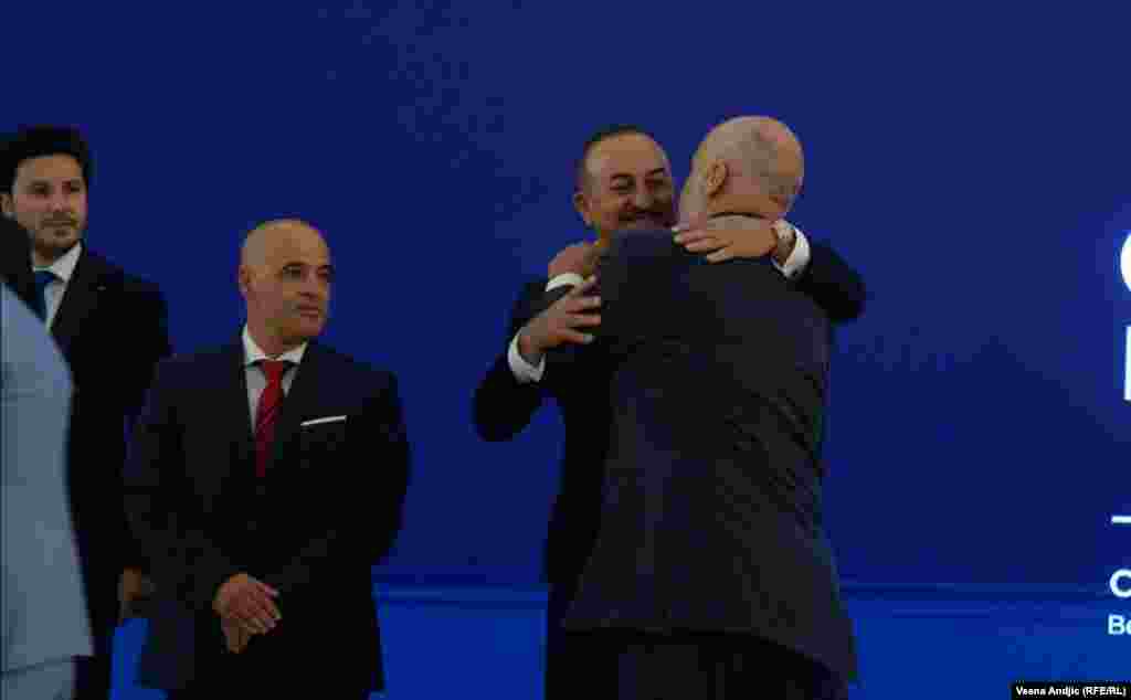 Срдечен поздрав на албанскиот премиер Еди Рама со шефот на турската дипломатија Мевлут Чавушоглу.