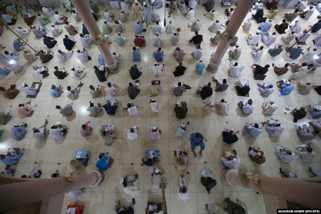 Studentët pakistanezë gjatë një seminari në qytetin port jugor të Karaçit.