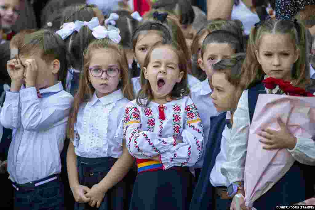 Një vajze të vogël duke iu hapur goja gjatë një ceremonie për shënimin e fillimit të vitit akademik, në një shkollë në kryeqytetin e Moldavisë, Kishinjev, më 1 shtator.