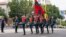 O unitate de protocol a forțelor transnistrene mărșăluind la Tiraspol pe 2 septembrie 2022, anul când administrația separatistă a sistat demonstrațiile militare propriu-zise, în urma invaziei rusești la scară largă în Ucraina 