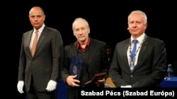 Dr. Lovász István, Pécs jegyzője (b), Ungár Tamás és Péterffy Attila, Pécs polgármestere a pécsi Nemzeti Színházban 2022. szeptember 1-jén