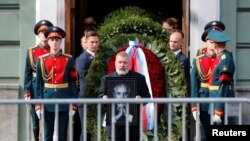 Dmitry Muratov, bashkëfitues i Çmimit Nobel për Paqen 2021, mban portretin e të ndjerit, Mikhail Gorbachev, liderit të fundit të Bashkimit Sovjetik. 3 shtator 2022.
