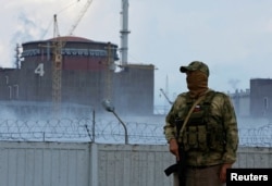 Un soldat rus păzește centrala nucleară de la Zaporojie. Imagine din 4 august 2022