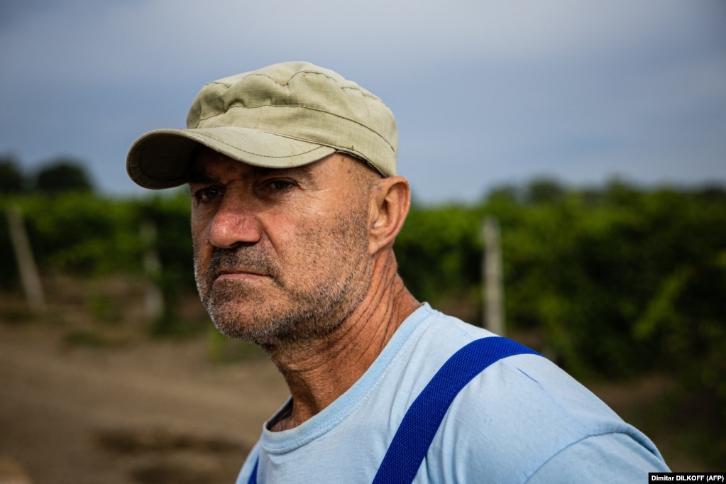 Margalias mbetet optimist për të ardhmen e tij dhe punishten e tij të verës. Gjëja më e keqe, thotë ai, me një buzëqeshje sarkastike, është se ky vit është "i jashtëzakonshëm". "Të tilla, i merrni një herë në pesë vjet! Rrushi jep gjithçka dhe vera do të jetë e shkëlqyer, ndoshta vetëm shije që të mbetet në gojë", bën shaka ai.