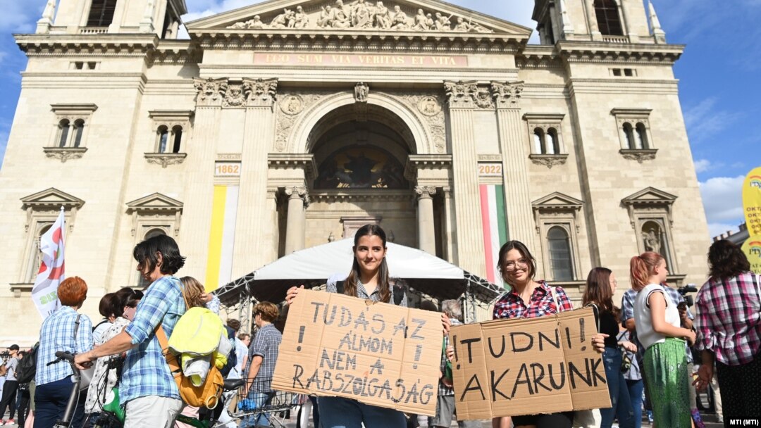 Az oktatás fejlesztéséért, a pedagógusok megbecsüléséért szervezett demonstráció Budapesten a Szent István téren 2022. szeptember 2-án.