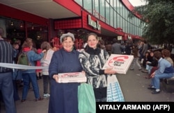 دو شهروند زن روس پس از گشایش شعبه «پیتزا هات» در مسکو در ۱۱ سئتامبر ۱۹۹۰ از آن خرید کرده‌اند