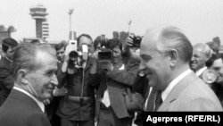 Nicolae Ceaușescu îl întâmpină pe aeroportulOtopeni pe liderul sovietic și secretar general al Partidului Comunist al URSS, Mihail Gorbabiov. În ciuda zâmbetelor, discuțiile din mai 1987 vor fi dure. Gorbaciov i-a cerut reforme, Ceaușescu i-a răspuns că le-a făcut deja.