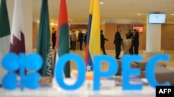 Логотип ОПЕК на фоне флага Венесуэлы