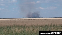 Чорний дим після обстрілу на лінії зіткнення в районі села Потьомкине, Херсонська область, серпень 2022 року