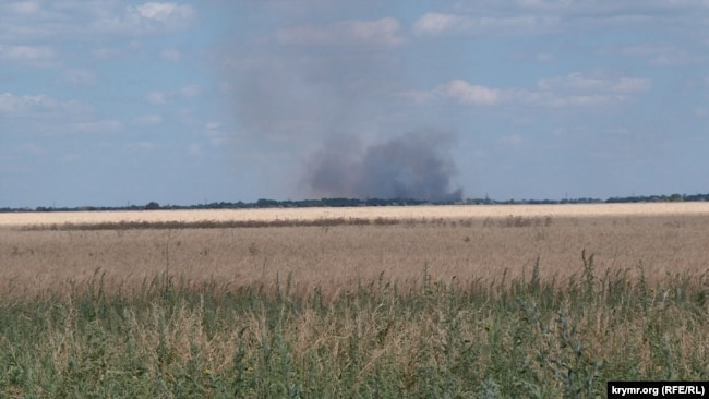 Черный дым после обстрела на линии столкновения в районе села Потемкино, Херсонская область
