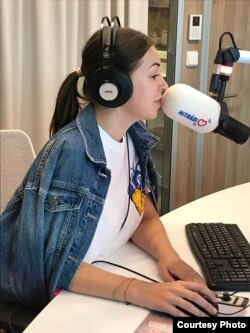 Новостник и ведущая Олександра Сiмочко в студии Радио Украина