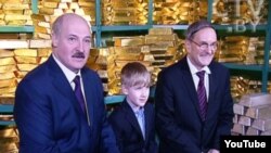 Александр Лукашенко вместе с сыном в хранилище Национального банка Белоруссии. 18 декабря