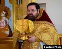 Протоиерей Георгий Митрофанов с чашей для причастия