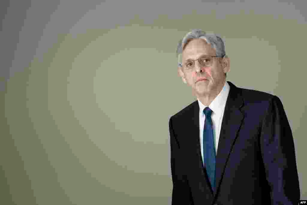 Procuror general &ndash; Merrick Garland Principalul oficial pe justiție din guvernul federal. Consiliază Casa Albă în probleme juridice și judiciare. Merrick Garland este judecător de curte de apel federal. În timpul carierei sale în cadrul Departamentului de Justiție, el a supravegheat urmărirea penală a atacatorului cu bombă din Oklahoma City, Timothy McVeigh. În 2016, președintele Barack Obama l-a nominalizat pe Garland pentru Curtea Supremă, dar republicanii din Senat au respins audierea judecătorului și i-au oferit lui Trump șansa de a face nominalizarea după alegeri.