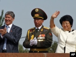 Алмазбек Атамбаев (сол жақта) және Роза Отунбаева (оң жақта). 2011 жылғы сурет.