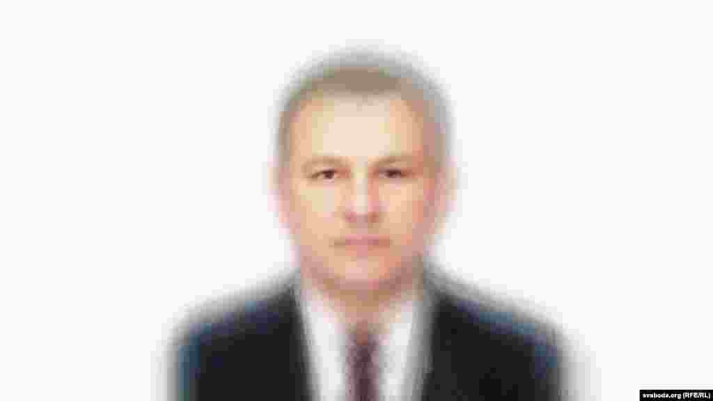 З 72 здымкаў мужчын-дэпутатаў самым «апазыцыйным» фота можна назваць здымак Ігара Марзалюка: усе мужчыны сфатаграфаваныя строга анфас, Марзалюк жа на фота сядзіць напаўпаварота. Сам Марзалюк сябе не называе апазыцыйным дэпутатам, але часам не пагаджаецца з «мэйнстрымам» Палаты прадстаўнікоў.