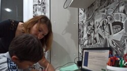 Dvanaestogodišnji Roman Kaimašnikov i njegova majka Tatjana Kaimašnikova zajedno prate onlajn nastavu