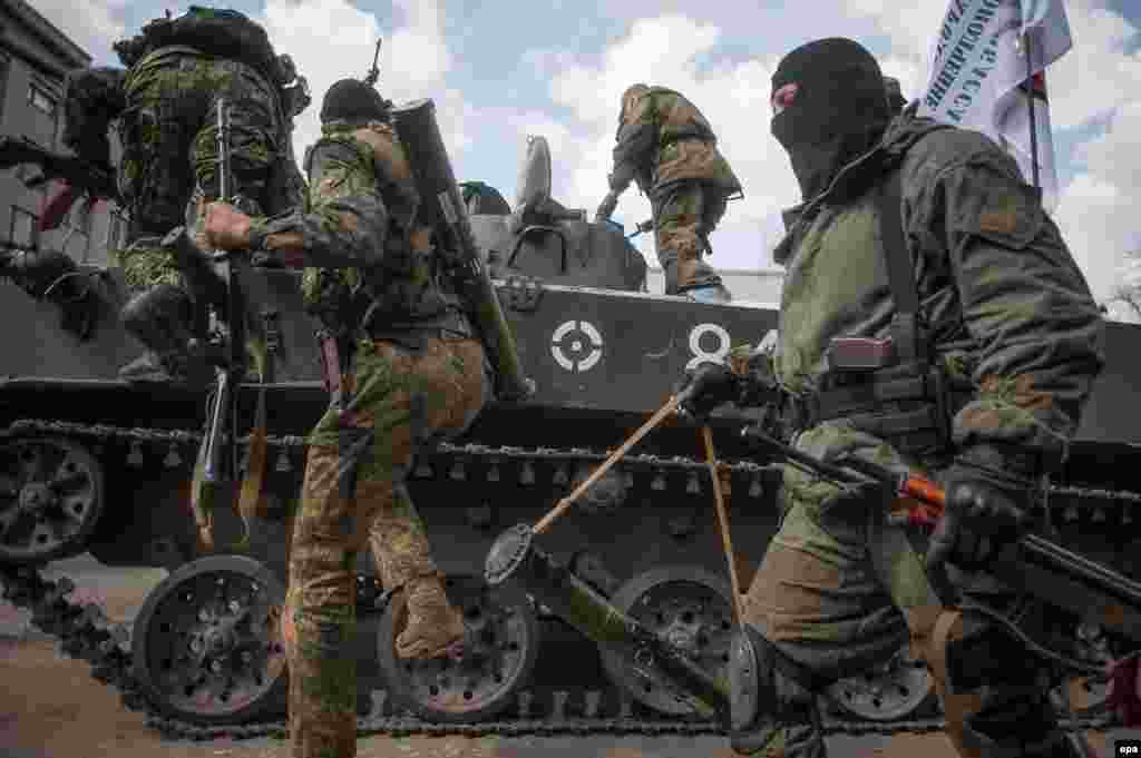 Проросійські бойовики вантажаться на БМП у Слов&#39;янську, 16 квітня 2014 року