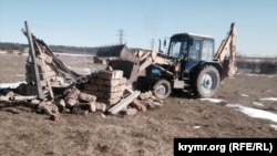 Трактор зносить самобуд на «галявині протесту» в Дубках