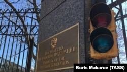 Въезд на территорию российского посольства в Вашингтоне.