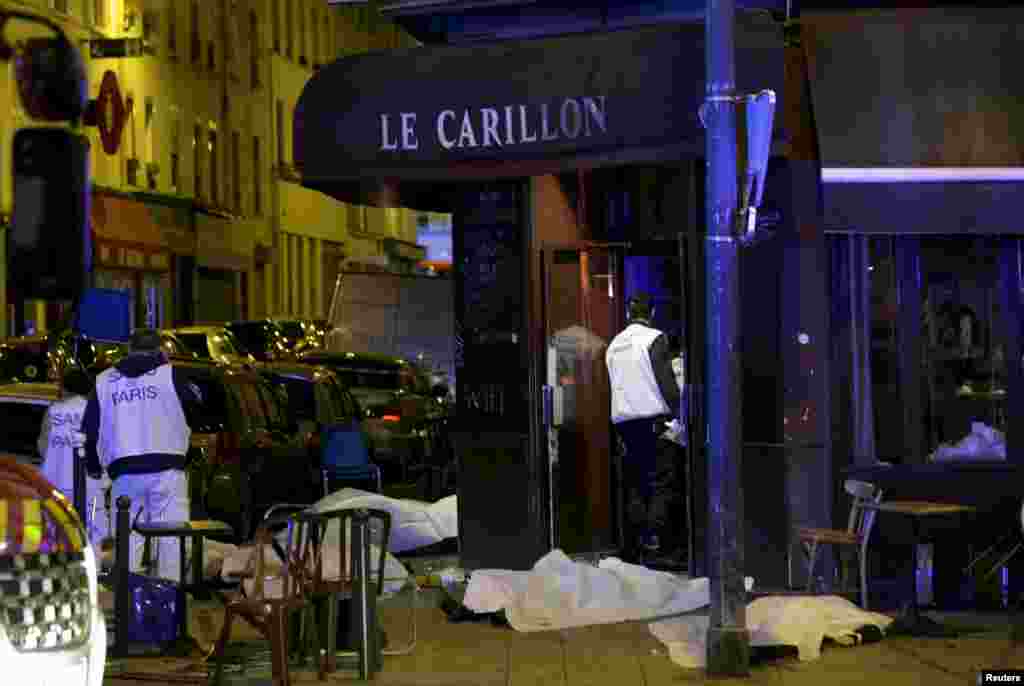 Tijela ubijenih osoba prekrivena bijelim prekrivačima ispred pariškog restorana.