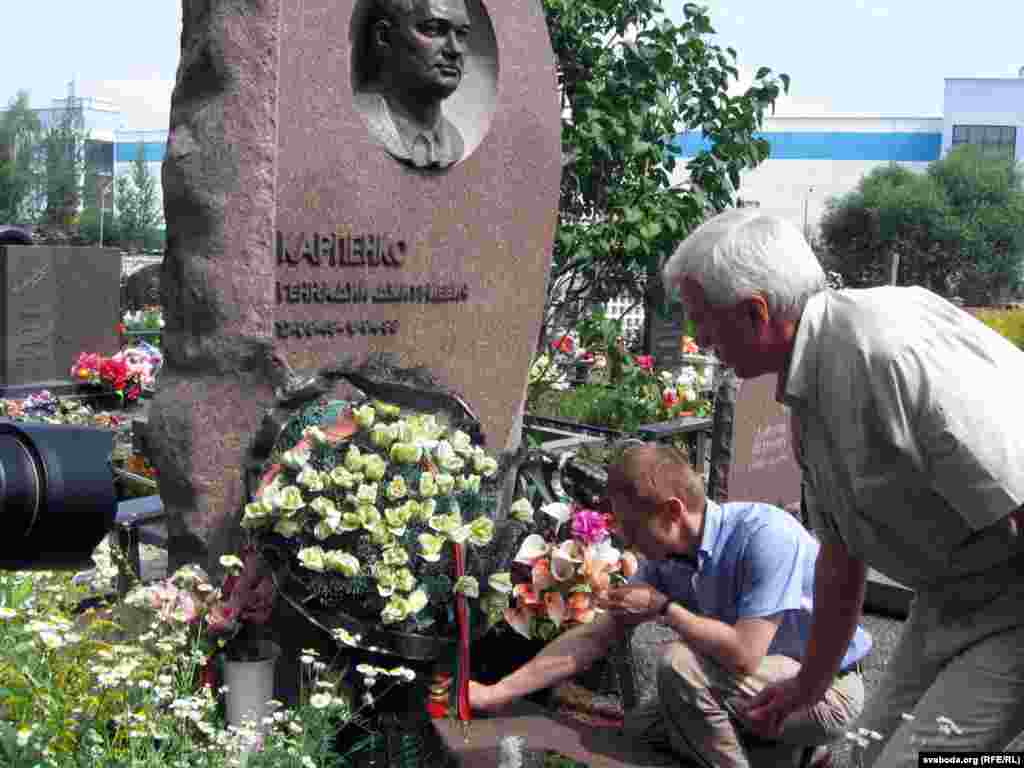 На магіле Генадзя Карпенкі ў Дзень абвяшчэньня Дэклярацыі аб незалежнасьці