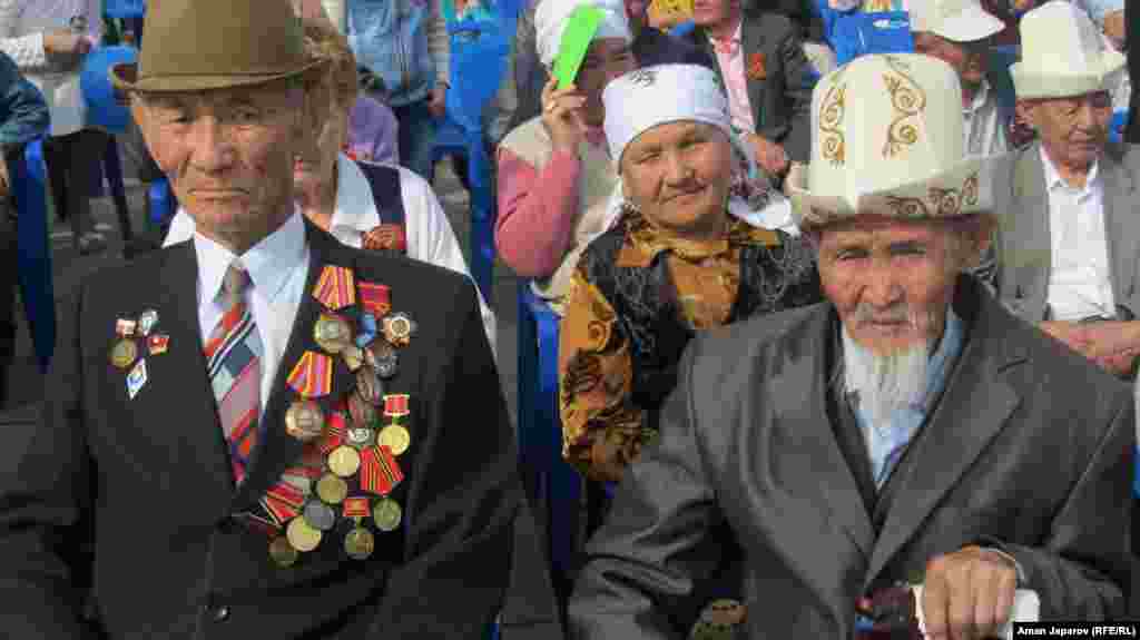 Kyrgyz veterans in Bishkek mark the 68th anniversary of the Soviet Union&#39;s triumph over Nazi Germany.