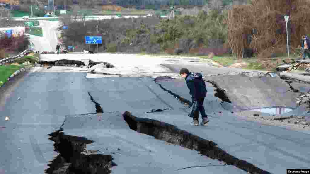 Трасса Севастополь-Бахчисарай-Симферополь разрушается из-за оползня