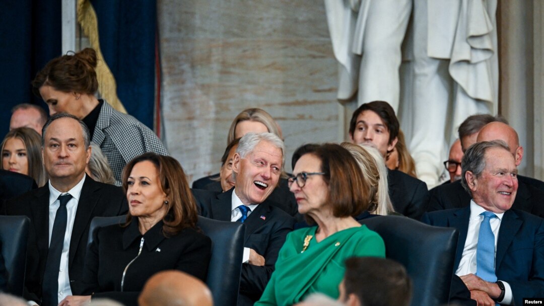 Foștii președinți americani Bill Clinton și George W. Bush la ceremonia inaugurării, la 20 ianuarie.