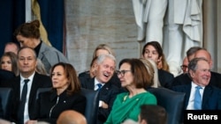 Foștii președinți americani Bill Clinton și George W. Bush la ceremonia inaugurării, la 20 ianuarie.