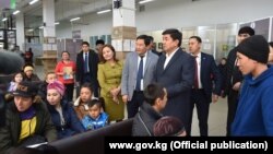 Мухаммедкалый Абылгазиев Мамлекеттик каттоо кызматынын Калкты тейлөө борборунда. 25.02.2020