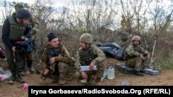Украинские военнослужащие и репортер в Донбассе. Иллюстративное фото.