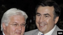 Steinmeier (left) and Georgian President Mikhail Saakashvili in Batumi on July 17