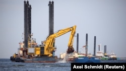 Германияның Балтық теңізіндегі жағалауы тұсында салынып жатқан "Солтүстік ағын-2" газ құбыры жобасы. Мамыр, 2018 жыл.