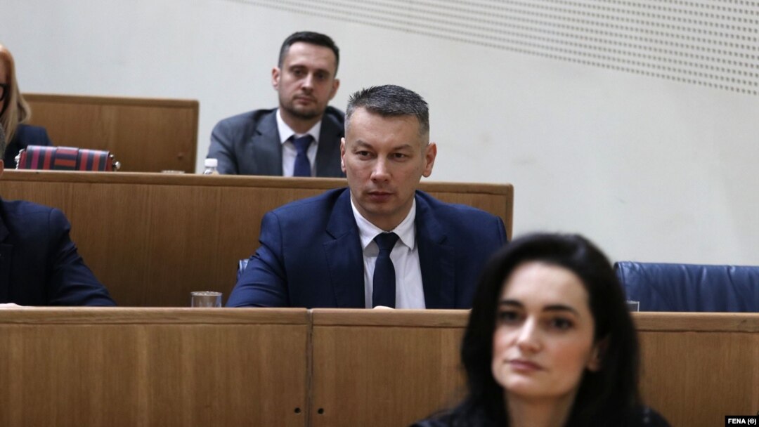 Ministrul bosniac al securității, Nenad Nešić (în centru), a catalogat informațiile poliției moldovene ca fiind „incorecte”.