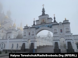 Окремий вхід у лавру, з боку новозбудованого Спасо-Преображенського собору