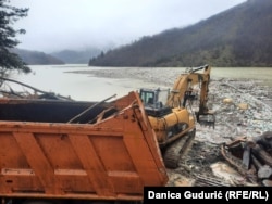 Otpad se prevozi ka stanici u obližnjoj Novoj Varoši, odakle se ponovo tovari u kamione i transportuje ka regionalnoj deponiji kod Užica na zapadu Srbije.