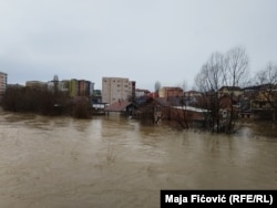 Kuća Katarine Ađančić koja živi u Bošnjačkoj mahali potpuno je poplavljena. Za RSE kaže da u četvrtak ujutro nije otišla na posao, budući da je primetila da nivo Ibra naglo raste.