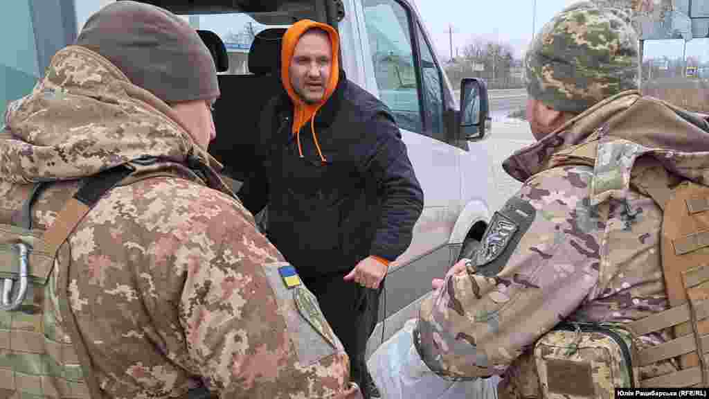 Dubovikov segélyt szállít a kelet-ukrajnai katonáknak.&nbsp;Az önkéntes a Szabad Európának úgy fogalmazott, hogy amíg a háború tart, &bdquo;mindenkinek segítenie kell úgy, ahogy tud&rdquo;, hozzátéve, hogy &bdquo;nem mindenki tud harcolni&rdquo;. Dubovikov szerint amikor útra kel egy-egy újabb élelmiszer-szállítmánnyal, úgy érzi, hogy szükség van rá, és érdemes tennie valamit még ebben a világban is