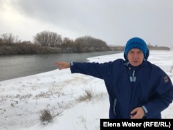 Независимый эколог Дмитрий Калмыков показывает место реки Нуры, где были обнаружены повышенные концентрации ртути после реализации проекта по очистке реки