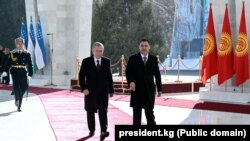 Президент Кыргызстана Садыр Жапаров (справа) и президент Узбекистана Шавкат Мирзиёев. Бишкек, 27 января 2023 года