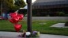 Cveće i baloni ostavljeni u blizini mesta pucnjave koja se dogodila tokom proslave kineske Lunarne nove godine, u Monterej parku, Kalifornija, SAD, 22. januar 2023.