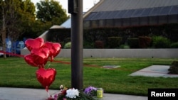 Flori şi baloane depuse de localnici lângă clubul de dans unde a avut loc atacul mortal din din Monterey Park.