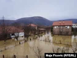 "Za pola sata je voda nadošla", kazao je Fatmir Đaka. Njegova stara kuća je poplavljena, kao i kuća stričeva koji žive do njega. Ipak, raduje ga da u kuću koja je novoizgrađena voda nije ušla.